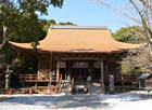 屋根のふき替えを終えた竹林寺の本堂（五台山）