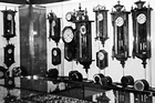 中村時計博物館には多くのゼンマイ式時計が展示されている。
