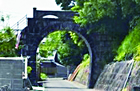 魚梁瀬森林鉄道遺構・法恩寺跨線橋（奈半利町）。上部は三光院への道、下部は住民の生活道になっている。