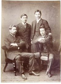 留学時代(1886年) の写真。ケンブリッジの写真スタジオで撮影されたもの。石田英吉（左上）福富孝季（左下）。高山智博氏蔵。