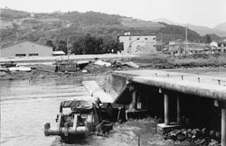 鏡川に架けられていた沈下橋の撤去工事の様子（昭和52年７月12日　金井明氏撮影）