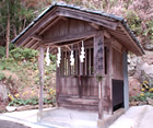 亀割の若一王子宮と同じ境内に祭られている山崎神社（春野町東諸木）