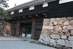 かつて角閃岩の間詰石があった高知城追手門の石垣（矢印部分）