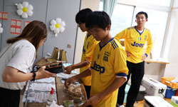 屋外で販売する生徒たち