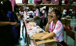 手書き看板と販売風景