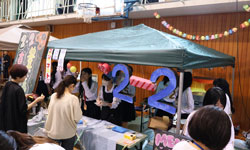 VR体験に並ぶお客様