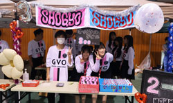 VR体験に並ぶお客様