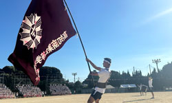 各色の旗を持って入場