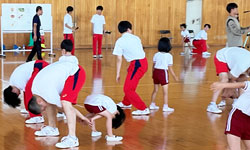 園児と交流する様子