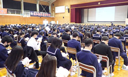 体育館で朝読の様子