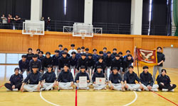 春季大会で優勝した男子バレーボール部員たち