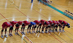 春季大会で優勝した男子バレーボール部員たち