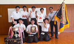 男子弓道部の生徒たち