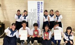 珠算・電卓部の生徒たち