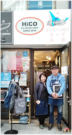 [写真]店舗前での店主の照屋さんと奥様の順子さん