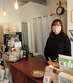 [写真]店舗内での店主の藤原さん