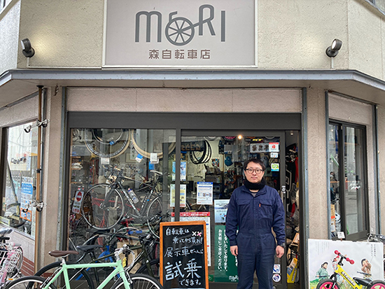 [写真]店舗前にて、店主の森嘉太郎さん。