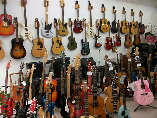 [写真]店内には様々な種類の中古楽器がたくさん並んでいます。