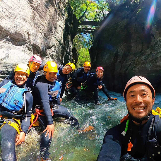 [写真]お仕事中の神澤識田大さん！