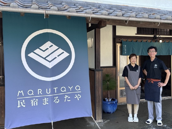 [写真]お店の前にて、店主の北野さんご夫妻。