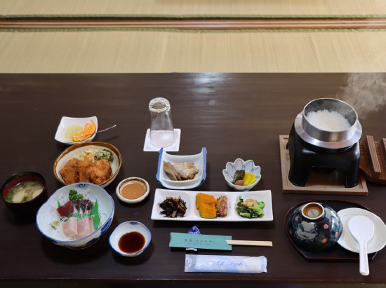 [写真]或る日のお食事。献立は季節や人数、仕入れ状況などにより替わります。