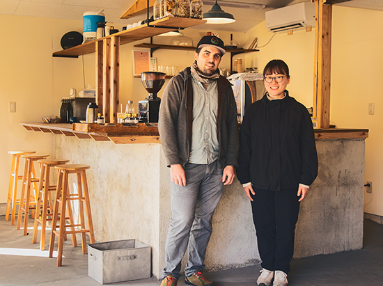 [写真]カウンター前でのお二人。開放的な店内にはカウンター席とテーブル席があり、ゆったりとした時間を過ごすことができます。