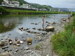 鏡川で遊ぶ親子