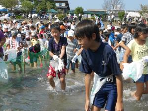 アユのつかみ取り1