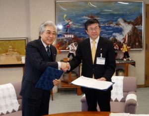 高知大学と高知市の協定締結の様子です。