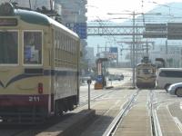南北に走る電車の写真