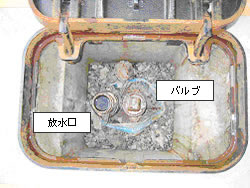 ふたの開いた消火栓