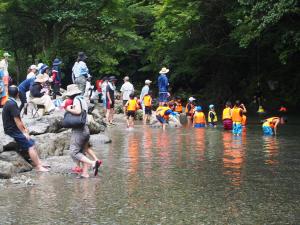 上流域で川遊びしている写真です