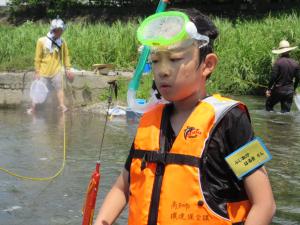 ちゃんでっぽうで捕えた生き物をながめている子どもの様子です