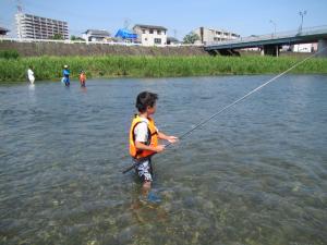 釣りをしている子どもの写真です