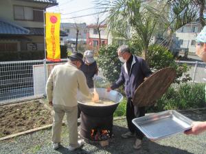 鍋をかきまぜる