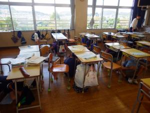 横浜小学校　子供たちが授業中に机の下へ避難している様子