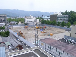 既存杭撤去工事の様子