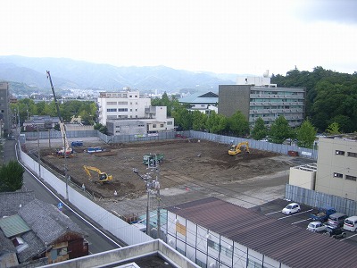 一次掘削，山留工事の様子