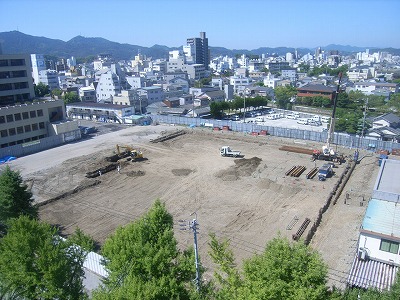 一次掘削，山留工事の様子