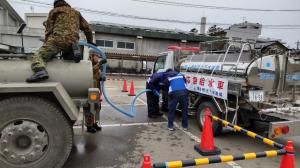 自衛隊の給水タンクへ給水