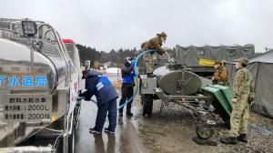 自衛隊の炊出し用受水タンクへ給水