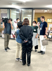 ファンと一緒に記念撮影