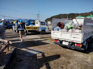 国分川のごみ収集の様子