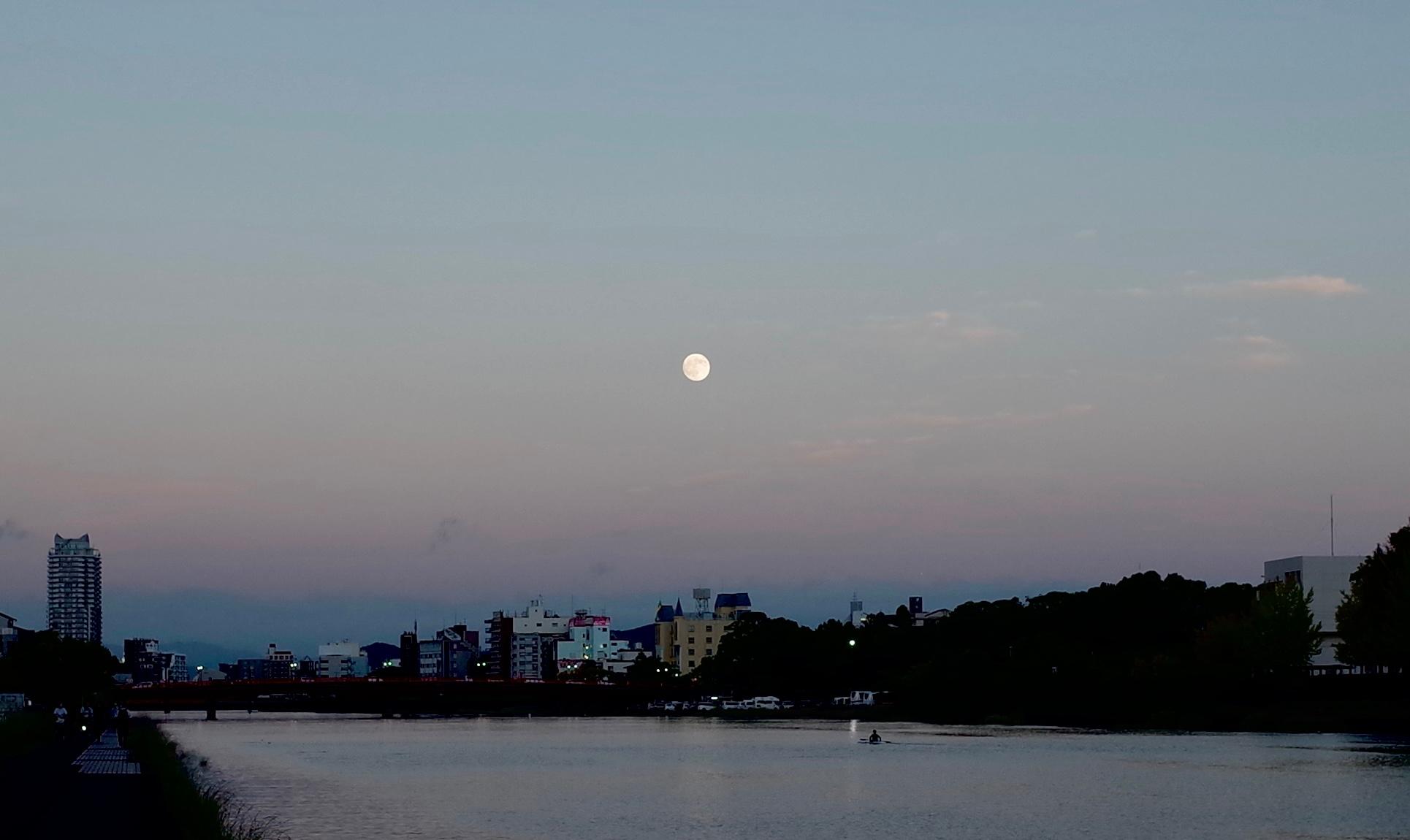 中秋の名月と鏡川