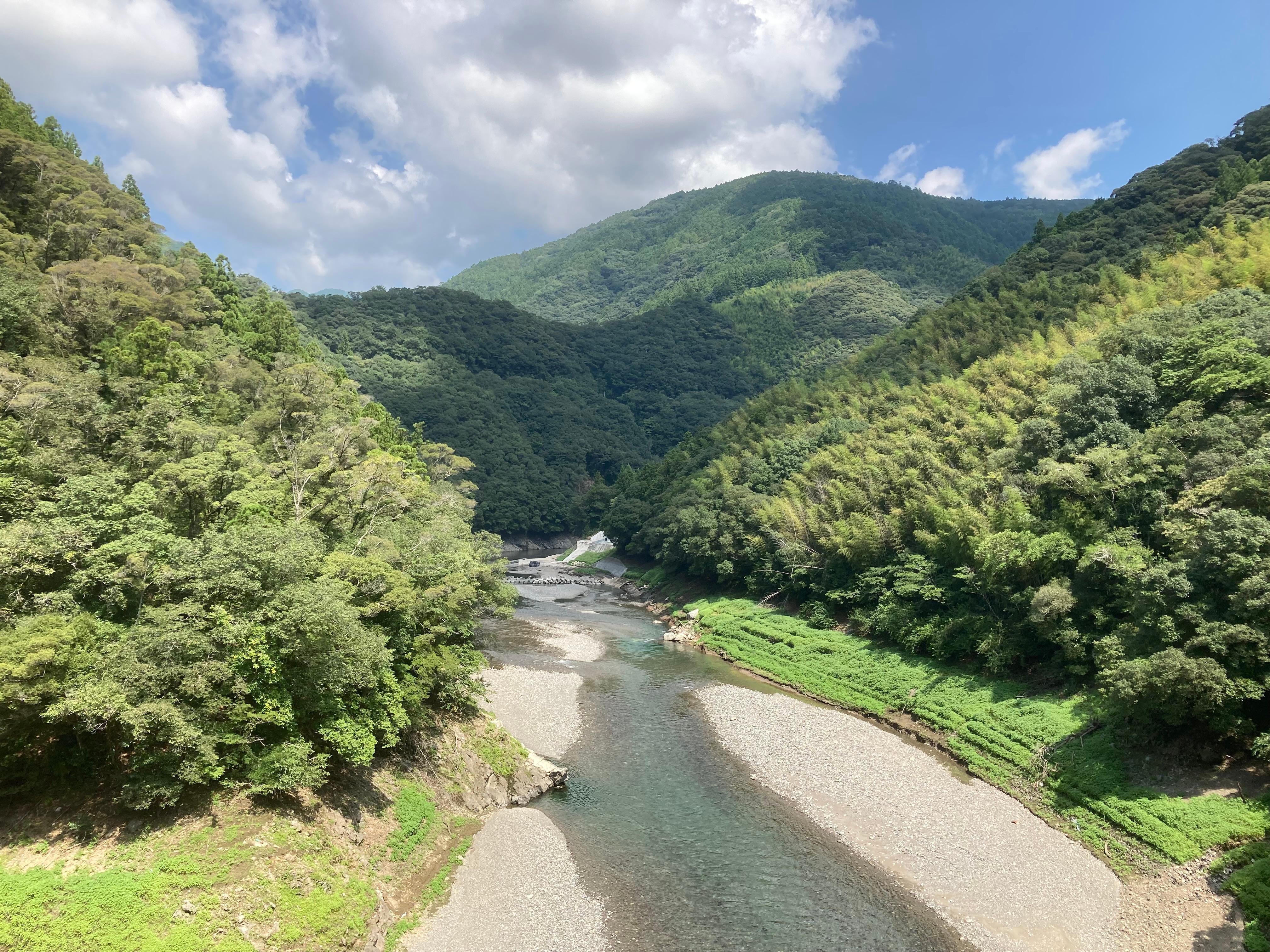 青い空、青い河