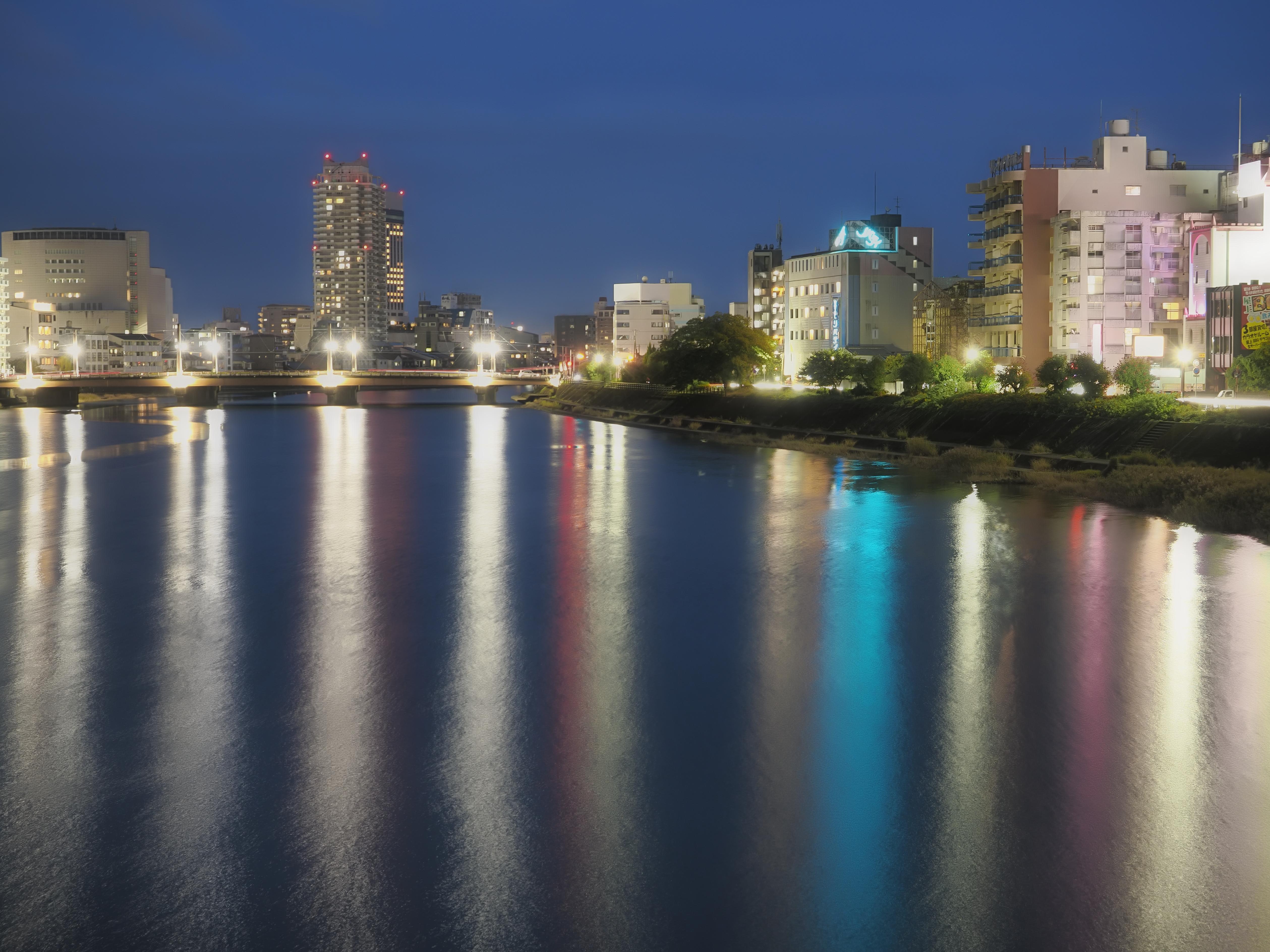 街の明かりを映して