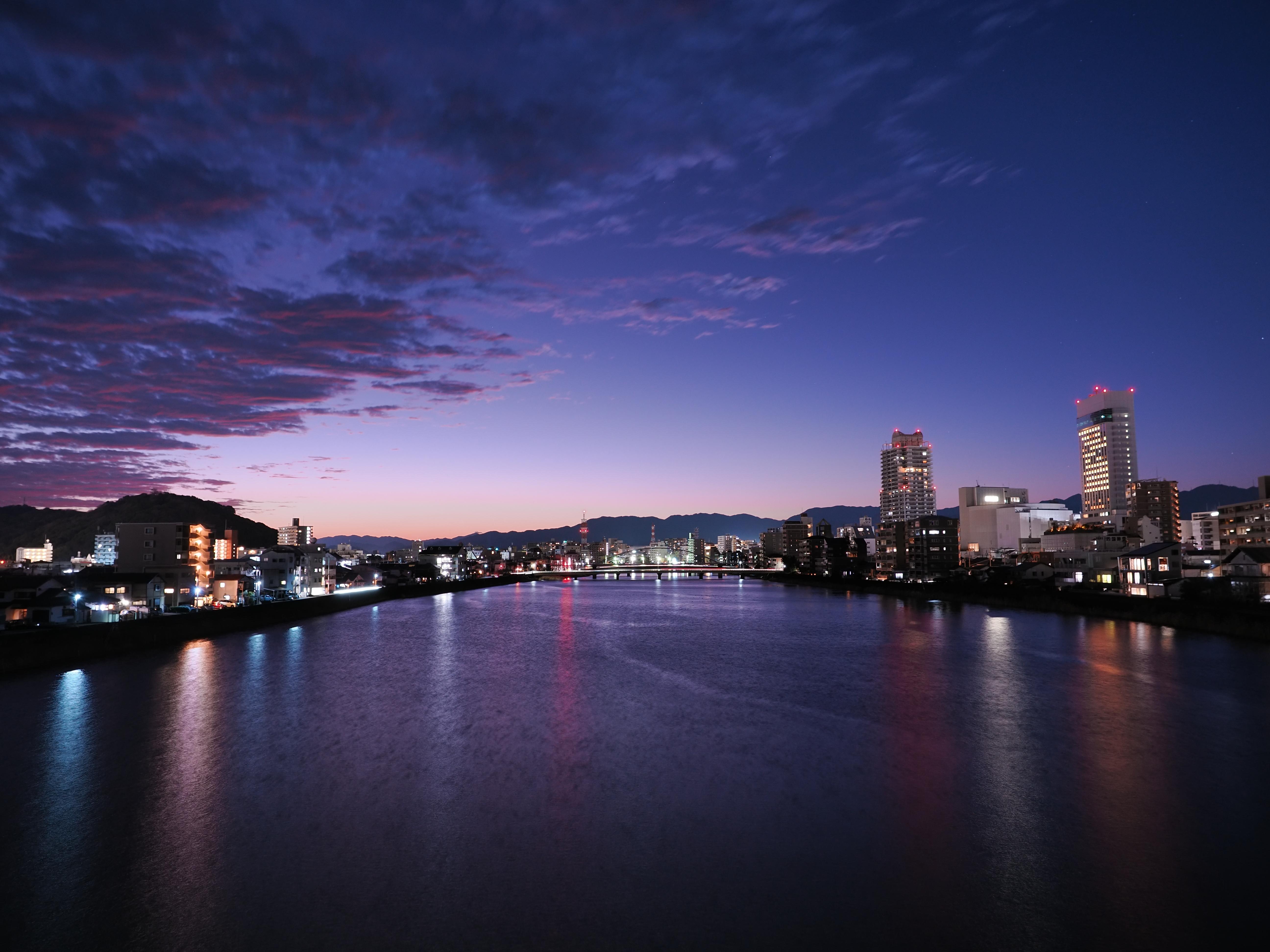 くれなずむ川の流れに