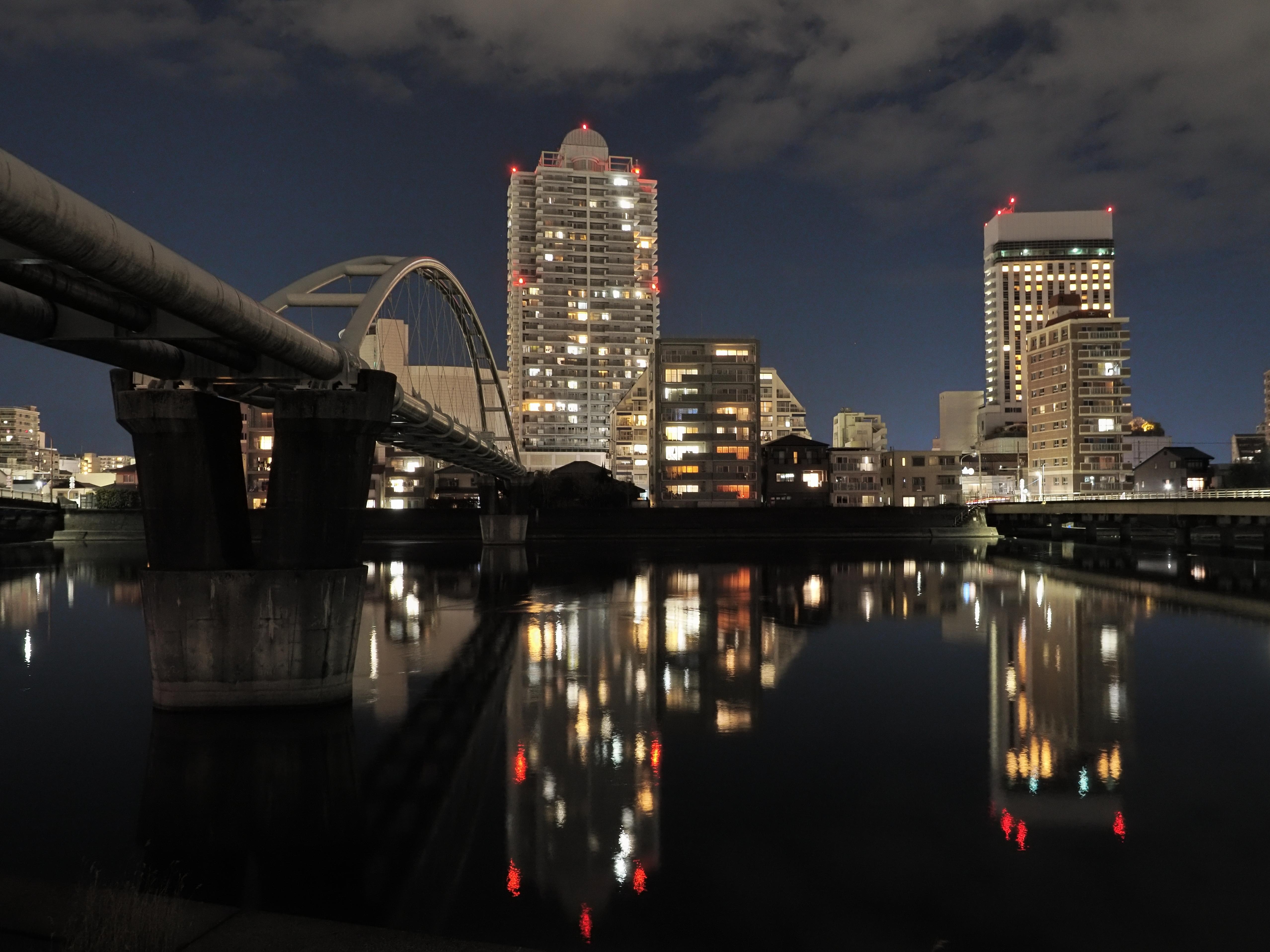静寂な川の流れと静粛な街の明かり