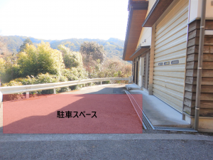 駐車スペース東側