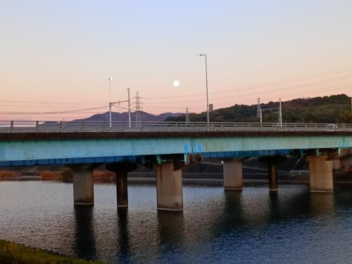 夜明け前に月が見える時期